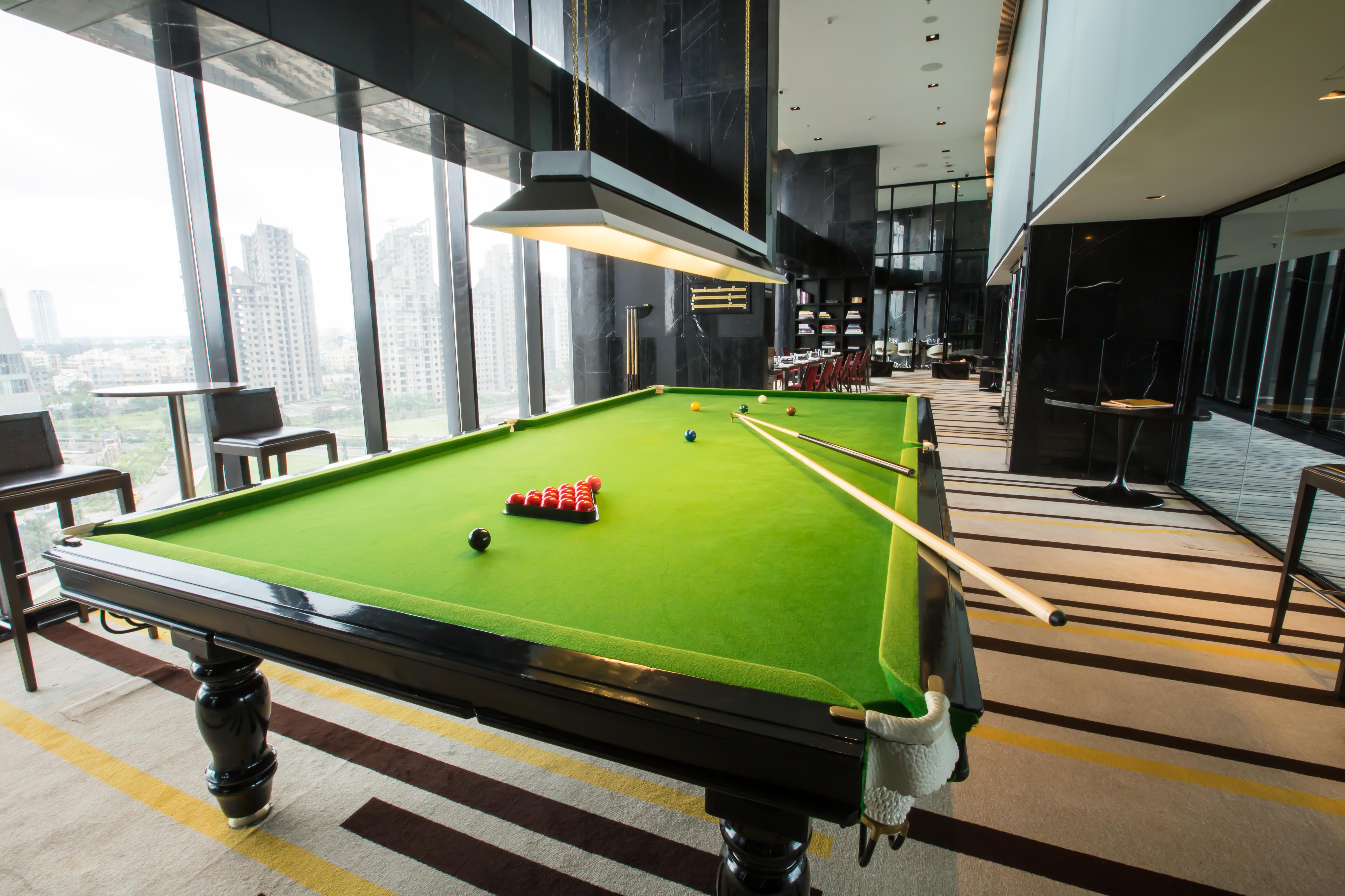 Novotel Kolkata Hotel And Residences Kültér fotó A snooker table