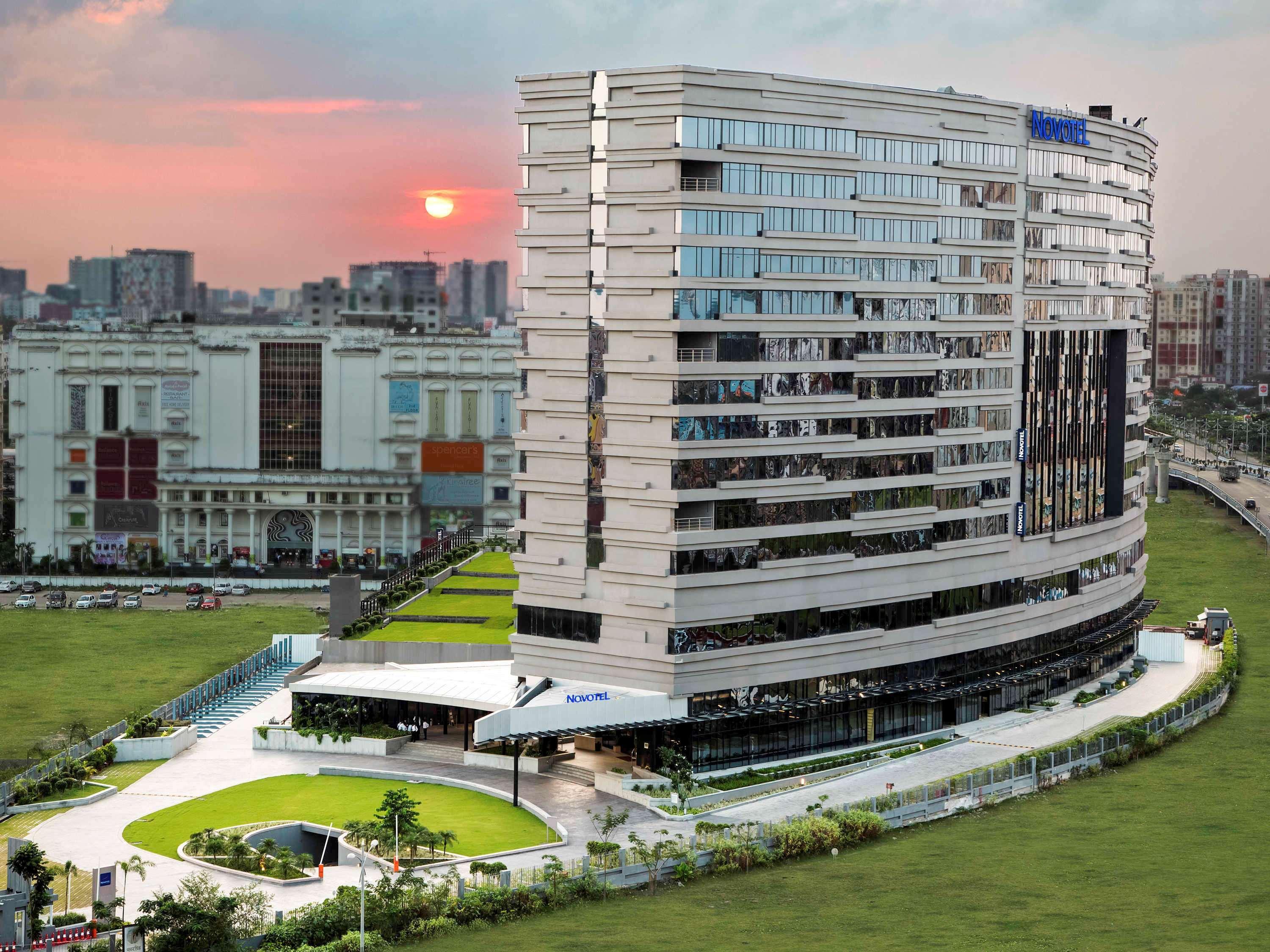 Novotel Kolkata Hotel And Residences Kültér fotó The Westin Dhaka