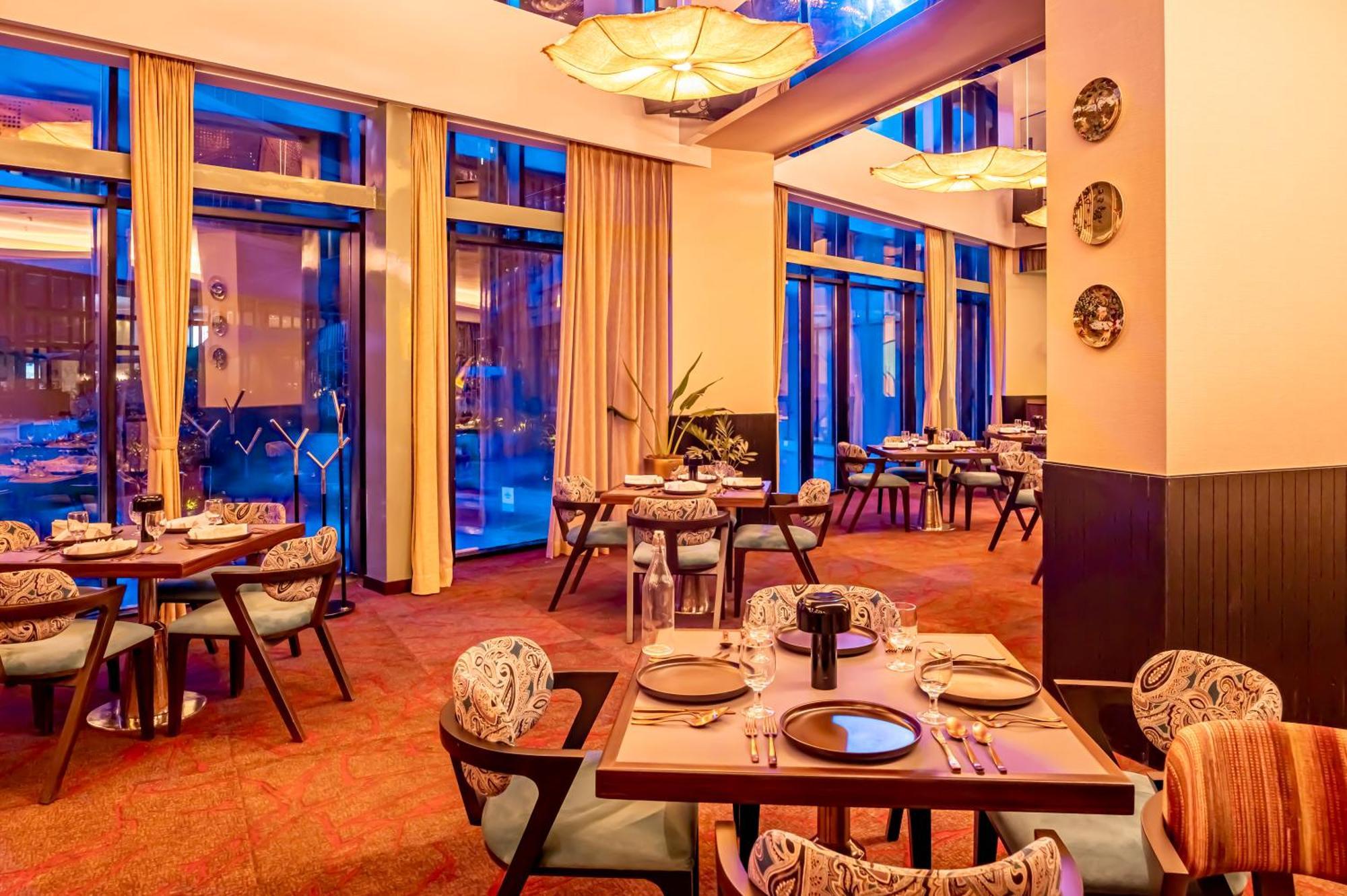 Novotel Kolkata Hotel And Residences Kültér fotó The restaurant