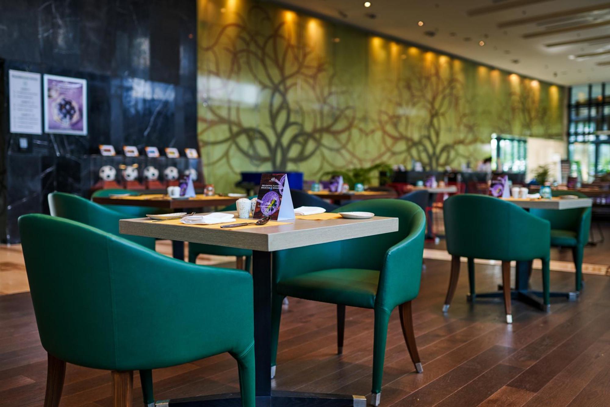Novotel Kolkata Hotel And Residences Kültér fotó The restaurant