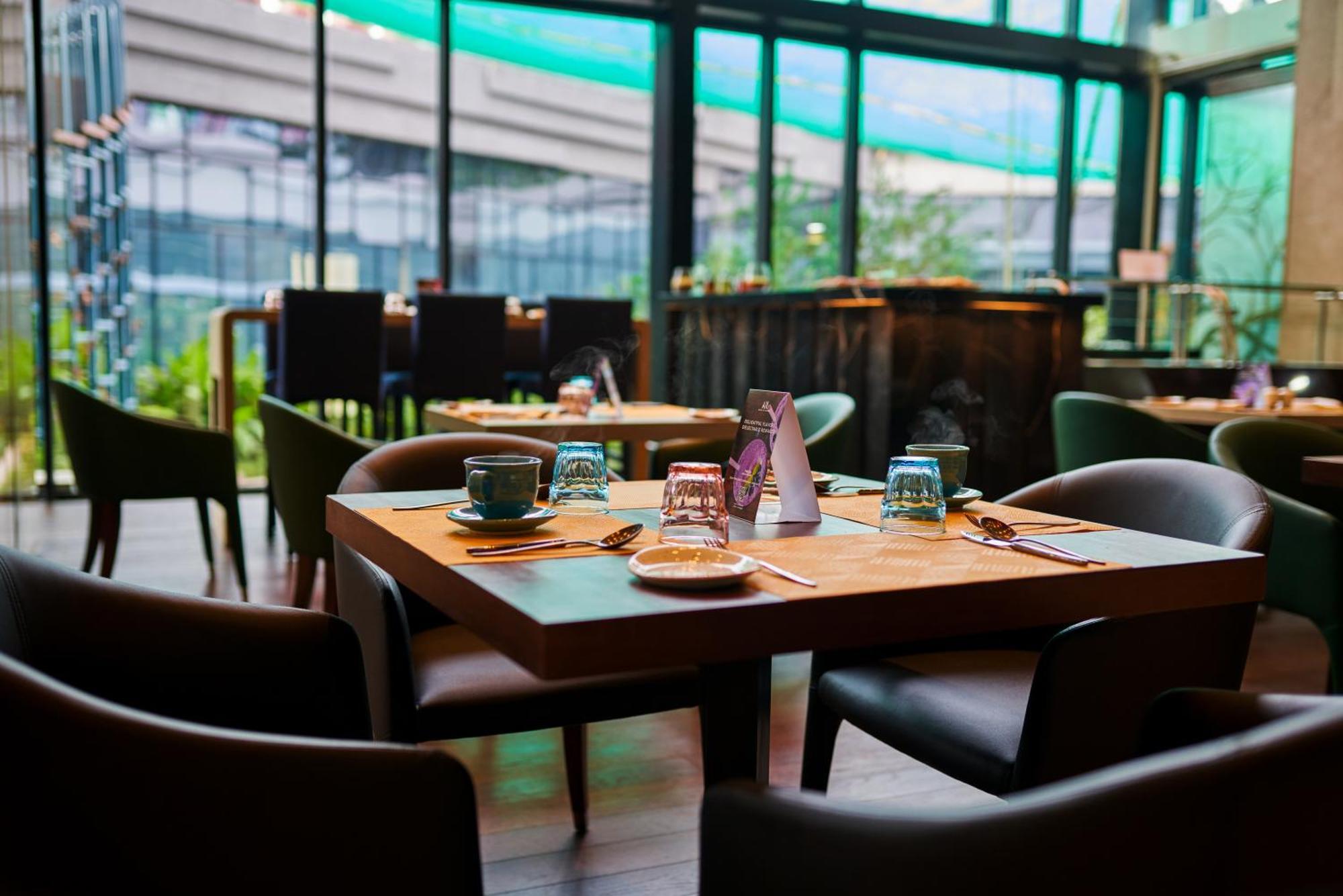 Novotel Kolkata Hotel And Residences Kültér fotó The restaurant