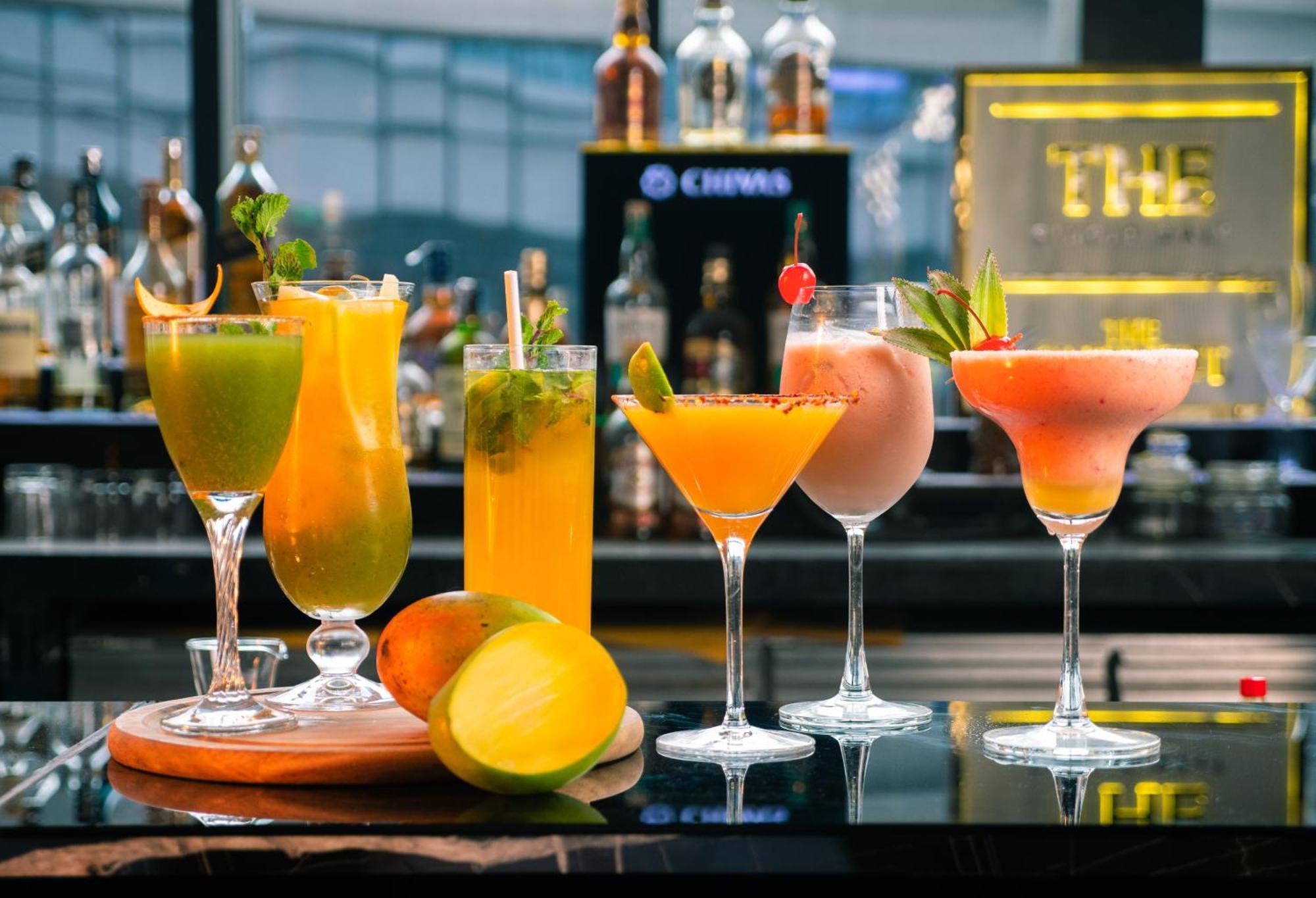 Novotel Kolkata Hotel And Residences Kültér fotó Cocktails at the bar