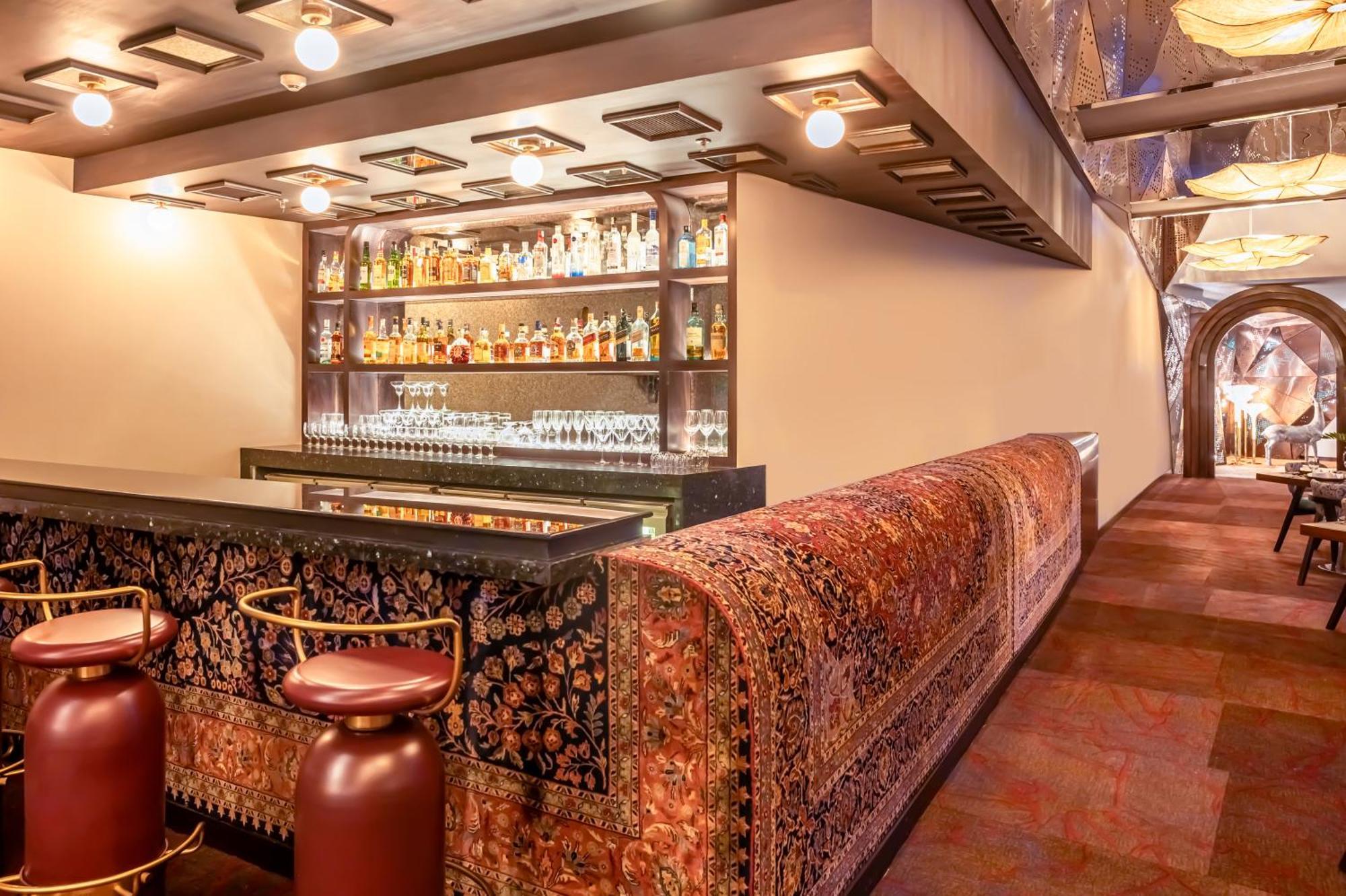 Novotel Kolkata Hotel And Residences Kültér fotó The bar at the 1905