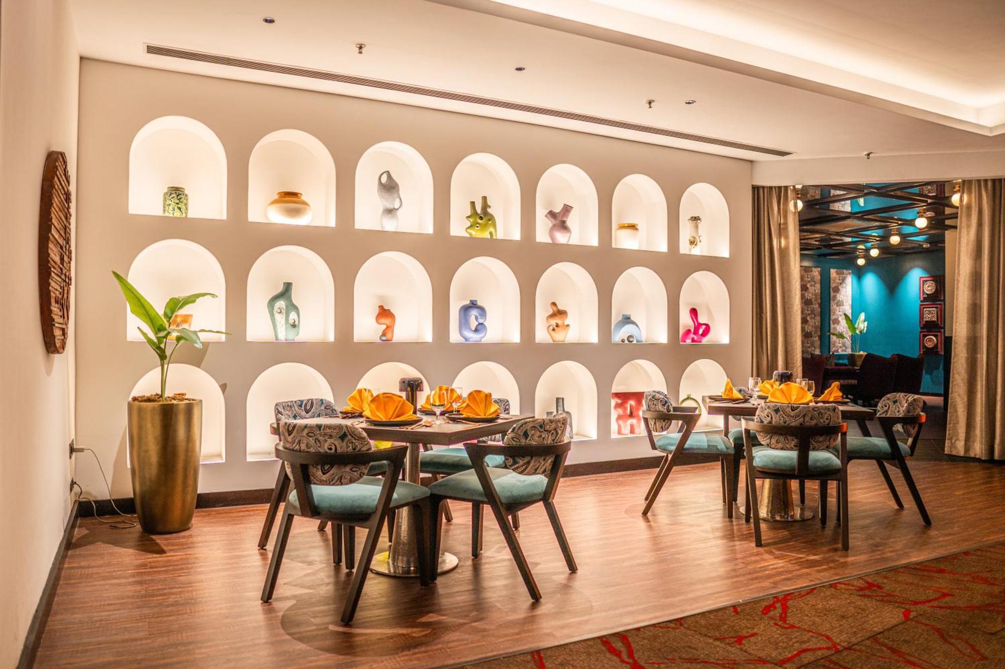 Novotel Kolkata Hotel And Residences Kültér fotó The restaurant