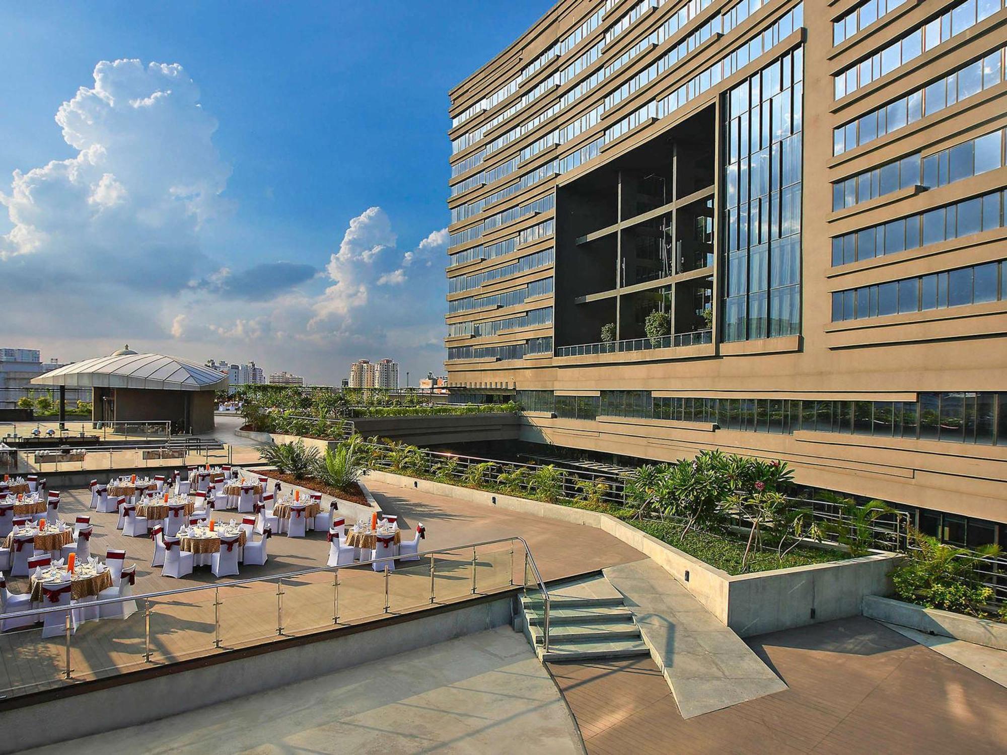 Novotel Kolkata Hotel And Residences Kültér fotó The Ritz-Carlton, DIFC, Dubai