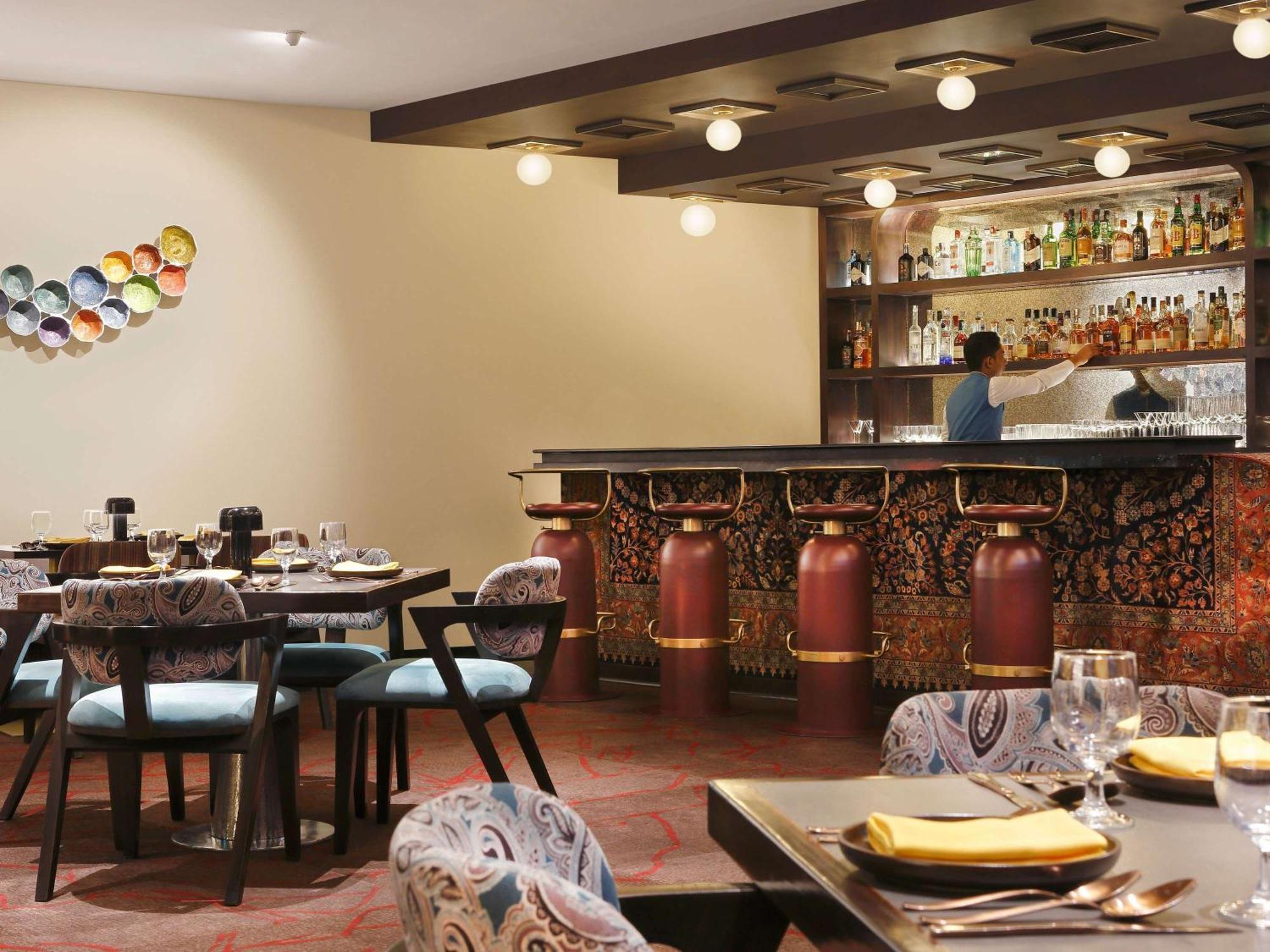 Novotel Kolkata Hotel And Residences Kültér fotó The bar at the restaurant