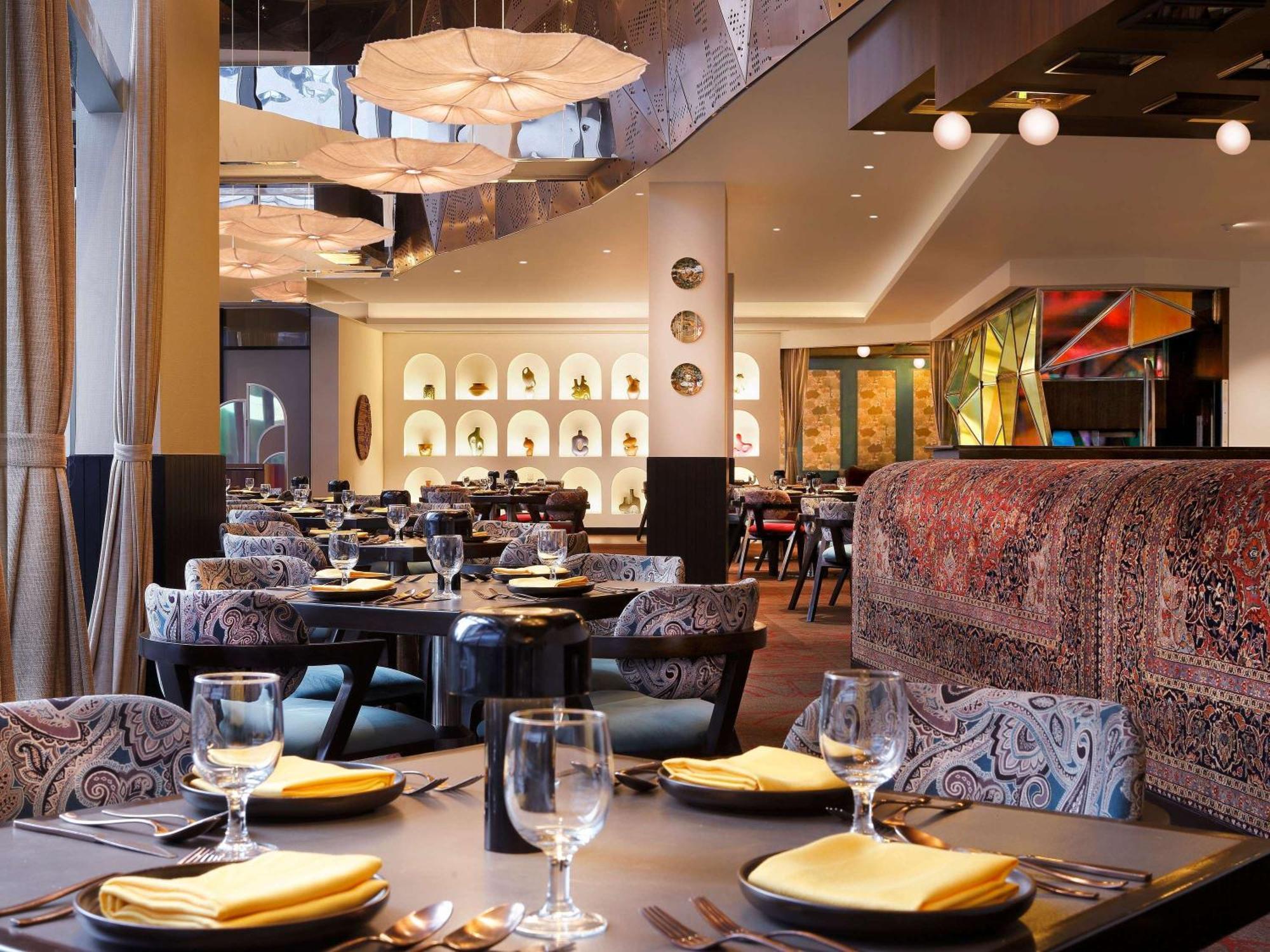 Novotel Kolkata Hotel And Residences Kültér fotó The interior of the restaurant