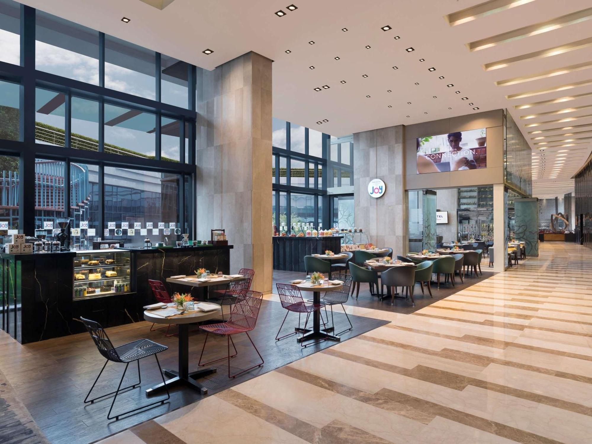 Novotel Kolkata Hotel And Residences Kültér fotó The restaurant
