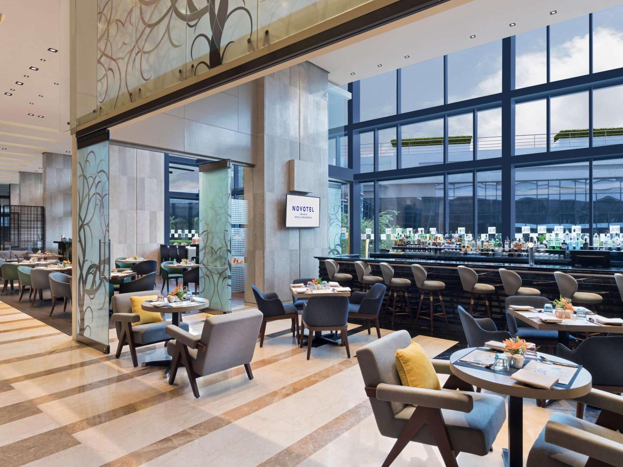 Novotel Kolkata Hotel And Residences Kültér fotó The restaurant