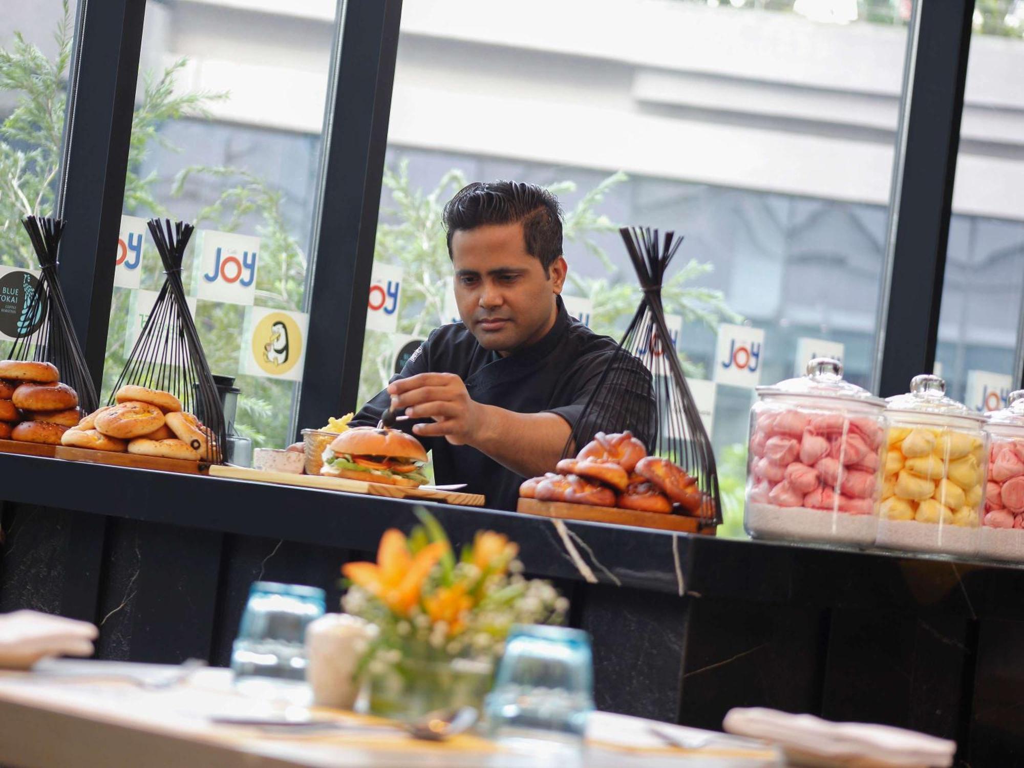 Novotel Kolkata Hotel And Residences Kültér fotó A chef preparing food at a buffet