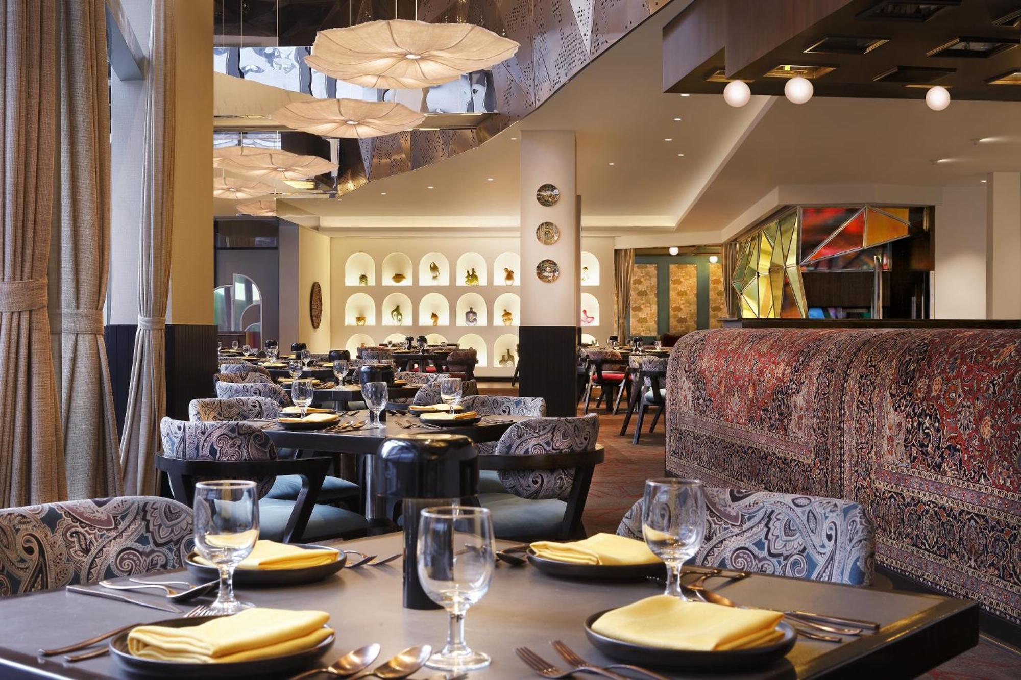 Novotel Kolkata Hotel And Residences Kültér fotó The interior of the restaurant