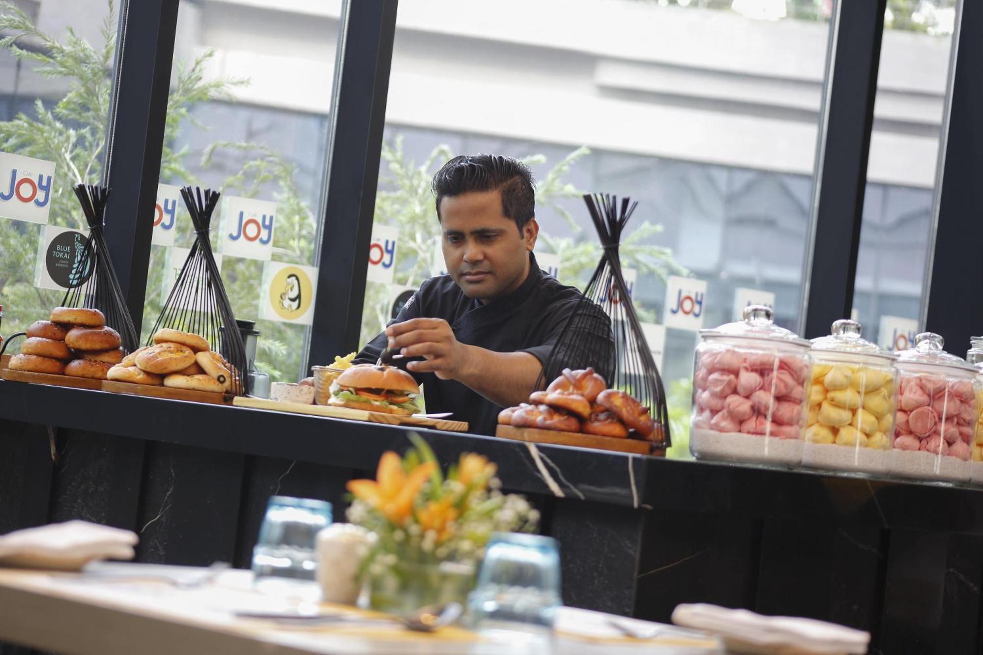 Novotel Kolkata Hotel And Residences Kültér fotó A chef at work