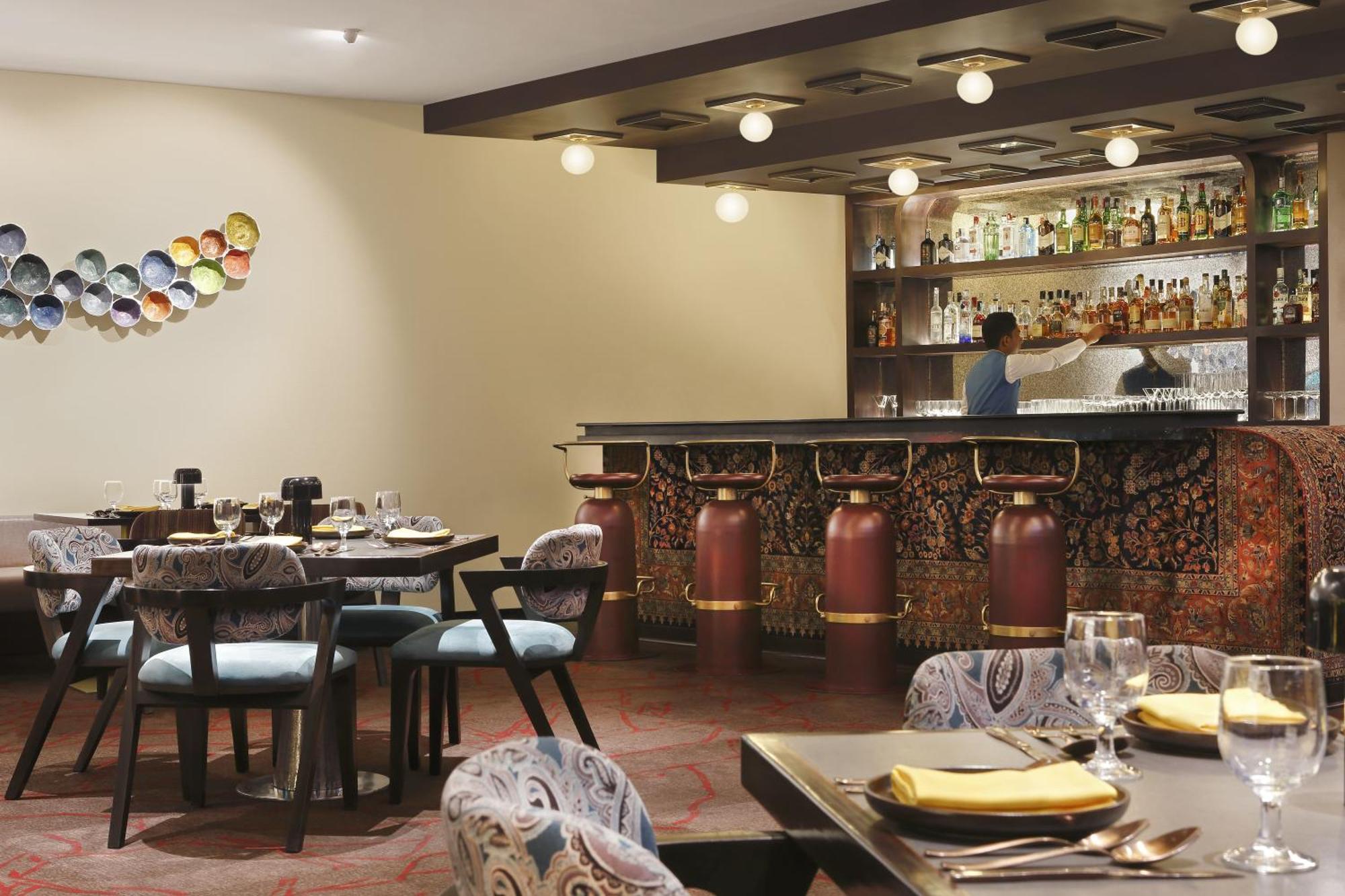 Novotel Kolkata Hotel And Residences Kültér fotó The bar at the restaurant