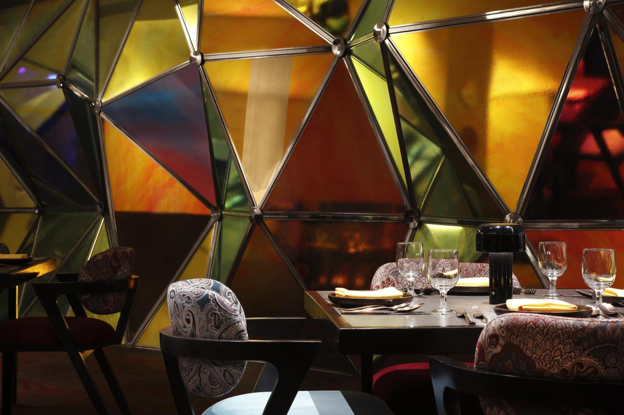 Novotel Kolkata Hotel And Residences Kültér fotó Interior of the restaurant