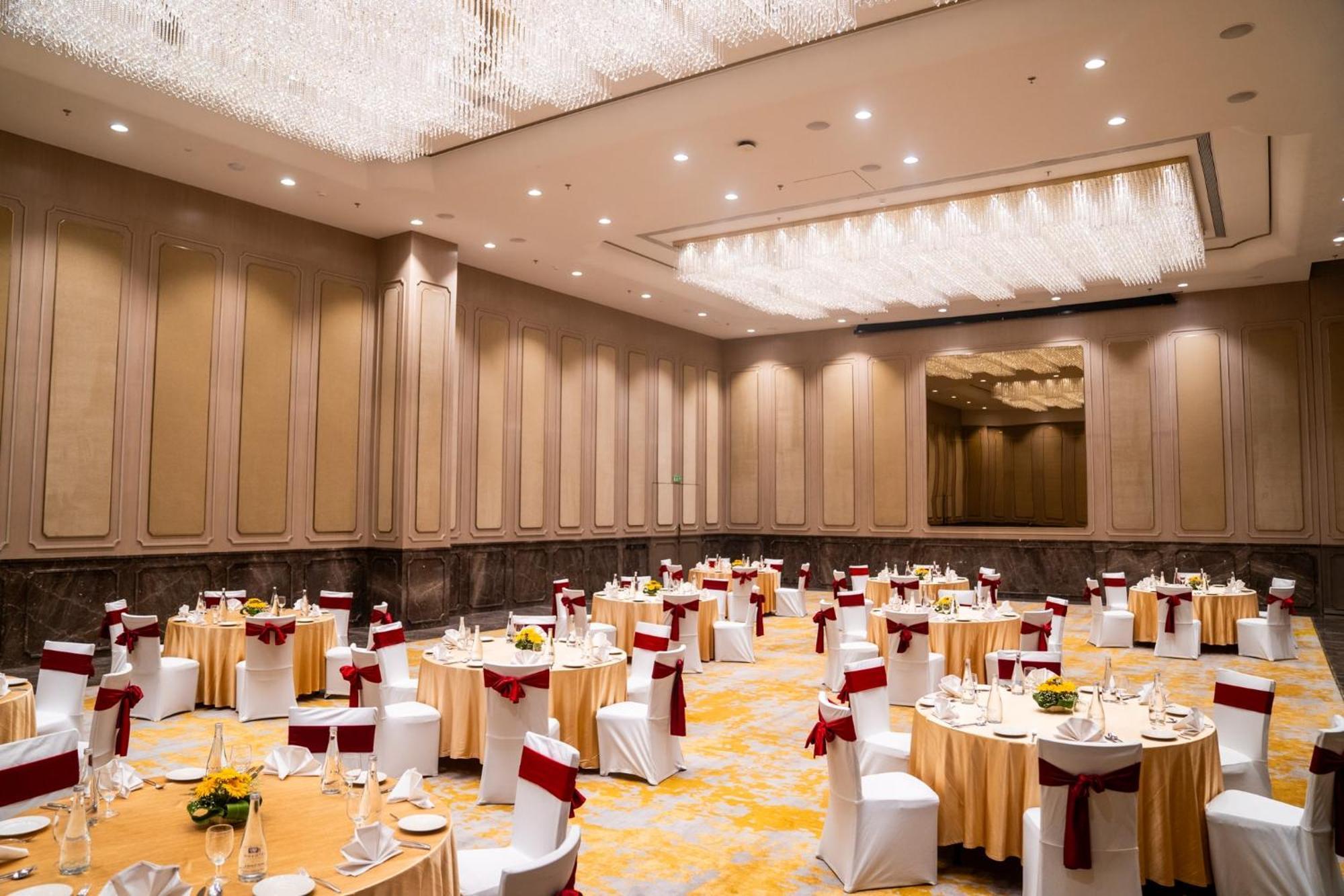 Novotel Kolkata Hotel And Residences Kültér fotó The Grand Ballroom