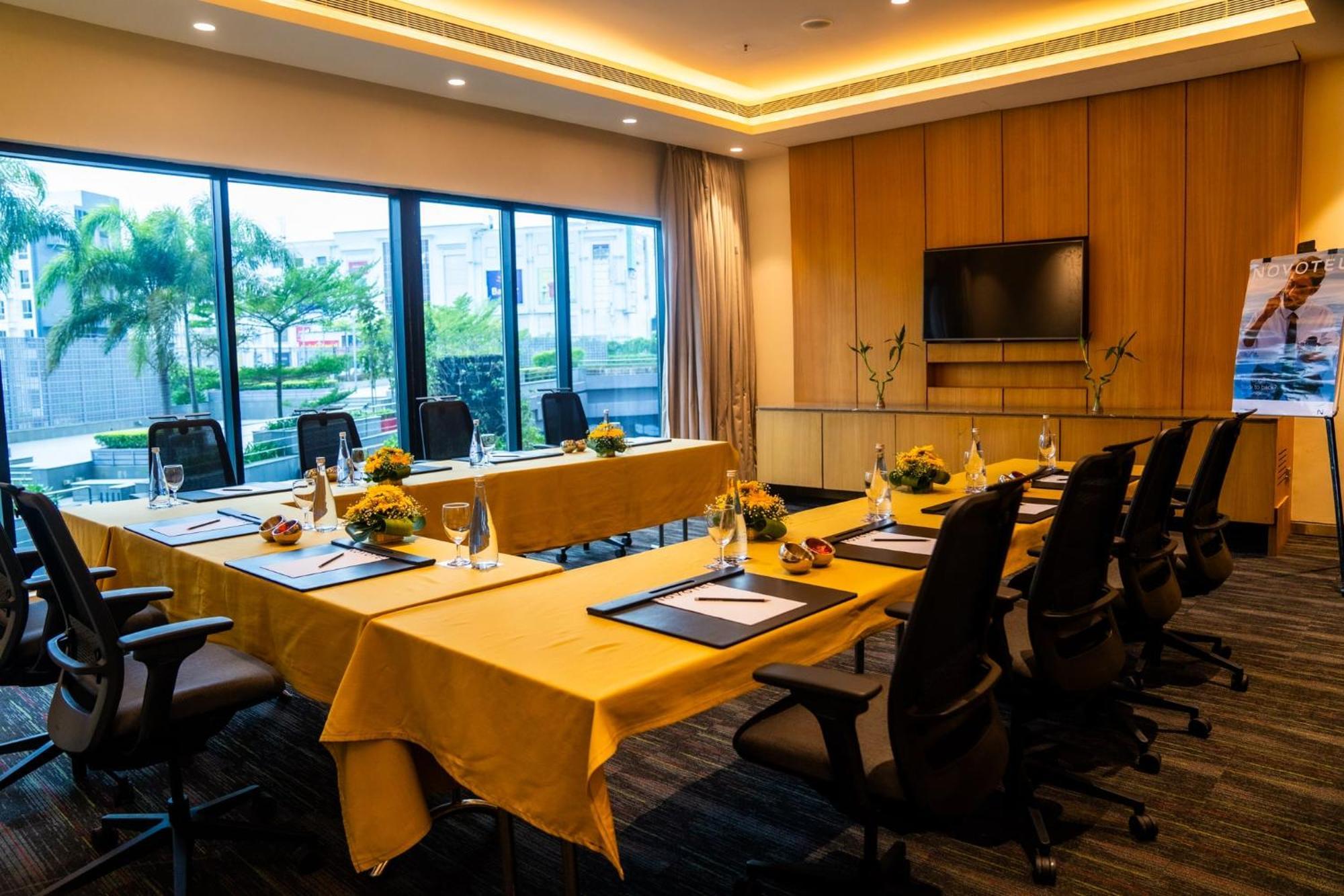 Novotel Kolkata Hotel And Residences Kültér fotó Meeting room at the hotel