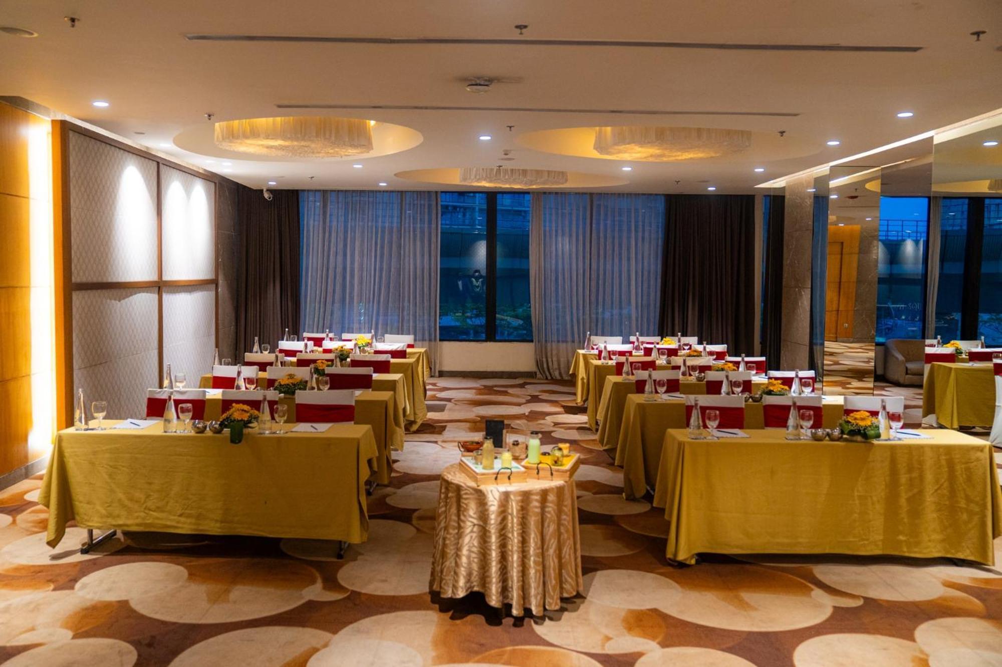 Novotel Kolkata Hotel And Residences Kültér fotó Meeting room